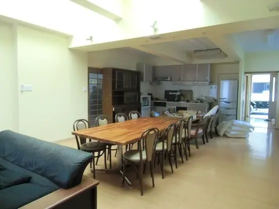Üç Kişilik Oda, Ortak Banyo (Single Bed B)