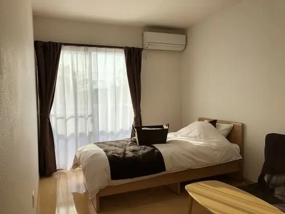 Üç Kişilik Oda, Ortak Banyo (Single Bed C)