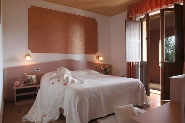 Büyük Yataklı Tek Kişilik Oda