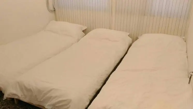 Üç Kişilik Oda, Ortak Banyo