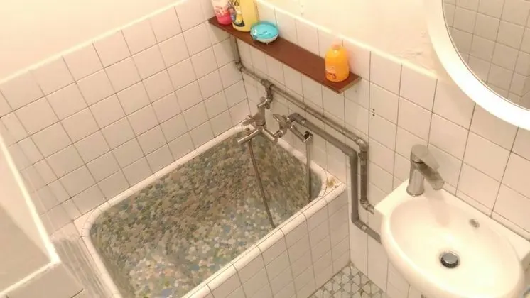 Üç Kişilik Oda, Ortak Banyo
