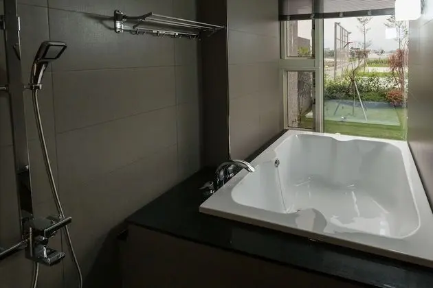 Deluxe Tek Büyük Yataklı Oda (R102)