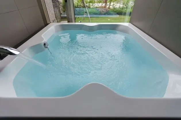 Deluxe Tek Büyük Yataklı Oda (R102)