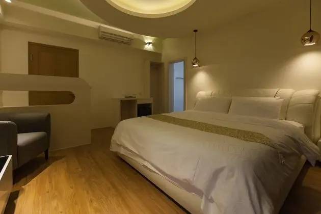 Deluxe Tek Büyük Yataklı Oda (R302)