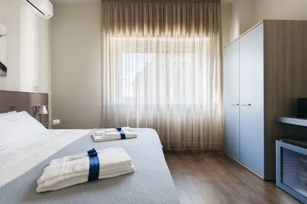 Tek Büyük veya İki Ayrı Yataklı Oda, Deniz Manzaralı (Atena)