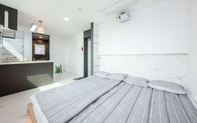301 - 403 (1 Family sized bed for 3-4 people)