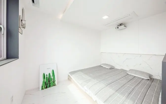 301 - 403 (1 Family sized bed for 3-4 people)