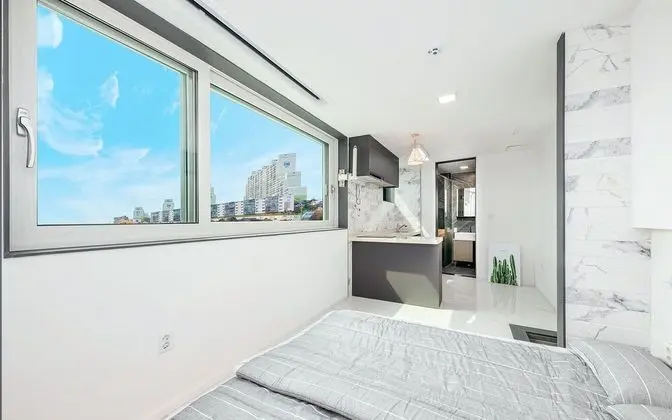 301 - 403 (1 Family sized bed for 3-4 people)