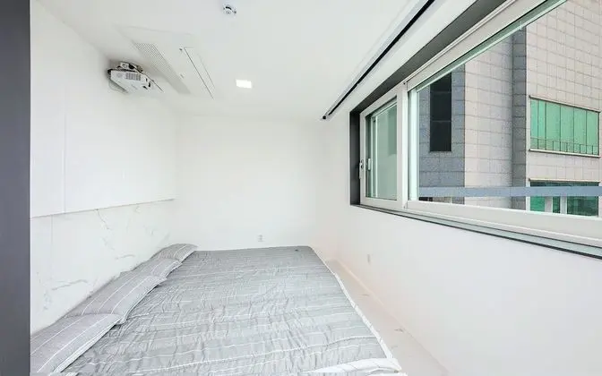 301 - 403 (1 Family sized bed for 3-4 people)