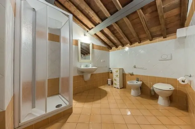 Tek Büyük veya İki Ayrı Yataklı Oda, Ortak Banyo