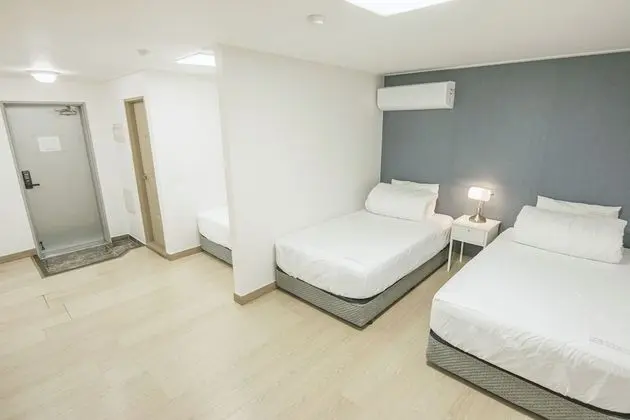 Deluxe Triple (Hotel Room)