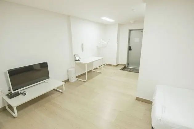 Deluxe Triple (Hotel Room)