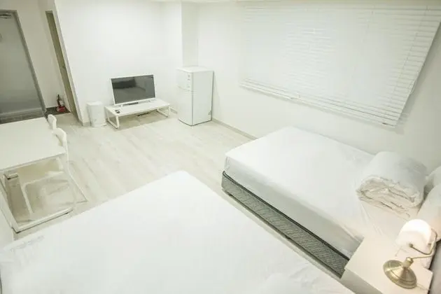 Deluxe Twin (Hotel Room)