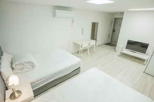 Deluxe Twin (Hotel Room)