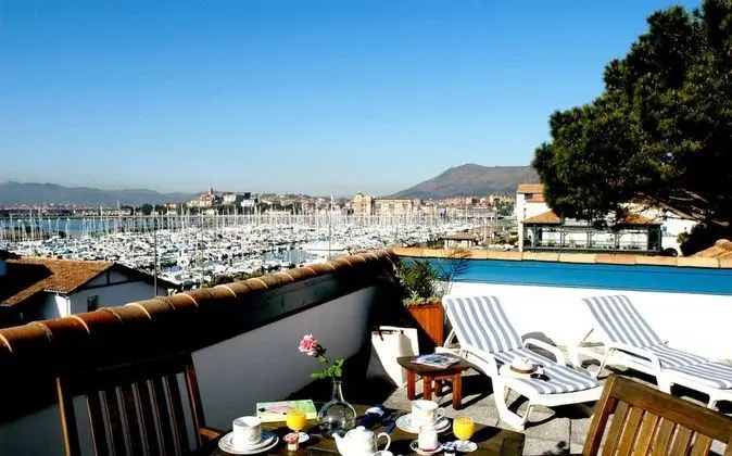 Süit, Teras, Havuz Manzaralı