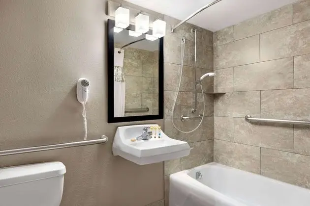 Oda, 1 En Büyük (King) Boy Yatak, Engellilere Uygun, Sigara İçilmez (Tub with Grab Bars)