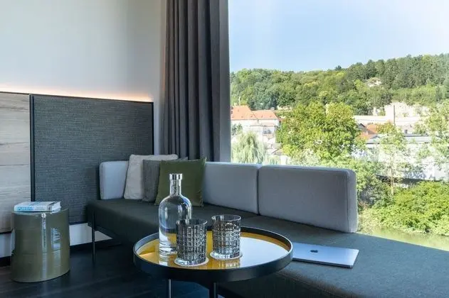 Luxury Oda