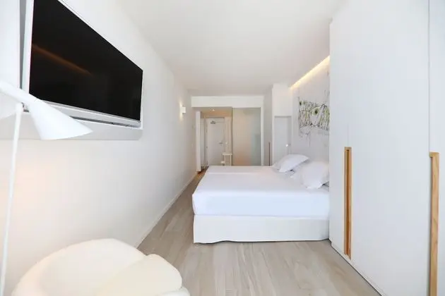 Tek Büyük Yataklı Oda, Balkon, Kısmi Deniz Manzaralı