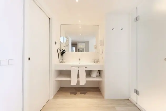 Tek Büyük Yataklı Oda, Balkon, Kısmi Deniz Manzaralı