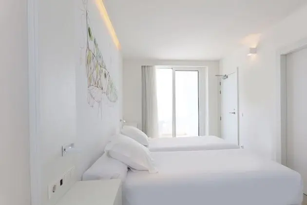 Tek Büyük Yataklı Oda, Havuz Manzaralı