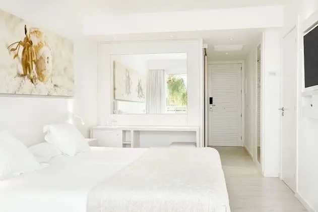 Tek Büyük Yataklı Oda, Balkon, Havuz Manzaralı