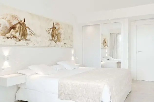 Tek Büyük Yataklı Oda, Balkon, Havuz Manzaralı