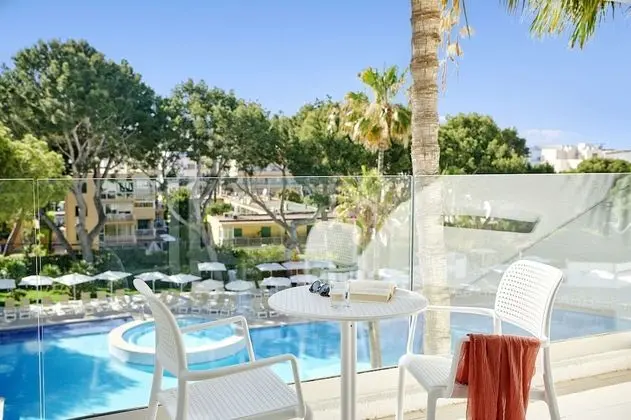 Tek Büyük Yataklı Oda, Balkon, Havuz Manzaralı