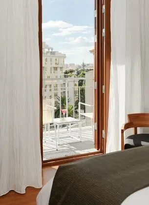 Büyük Yataklı Tek Kişilik Oda