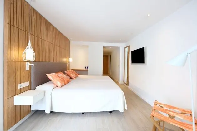 İki Ayrı Yataklı Oda, Balkon, Havuz Manzaralı
