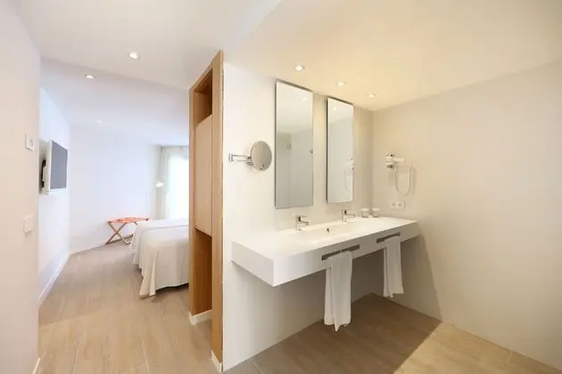 İki Ayrı Yataklı Oda, Balkon, Havuz Manzaralı