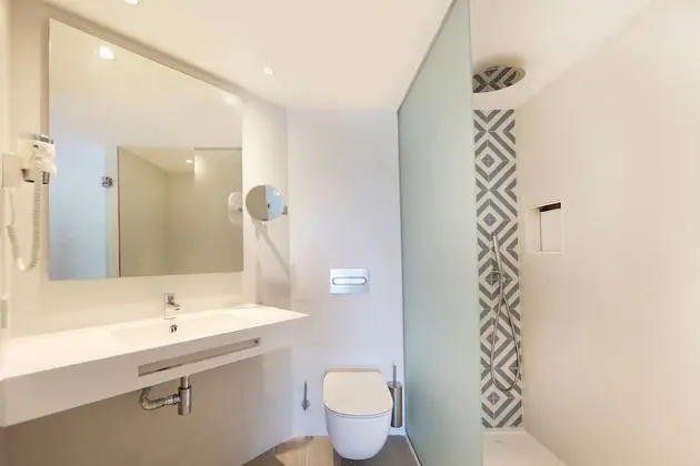 İki Ayrı Yataklı Oda, Balkon, Havuz Manzaralı