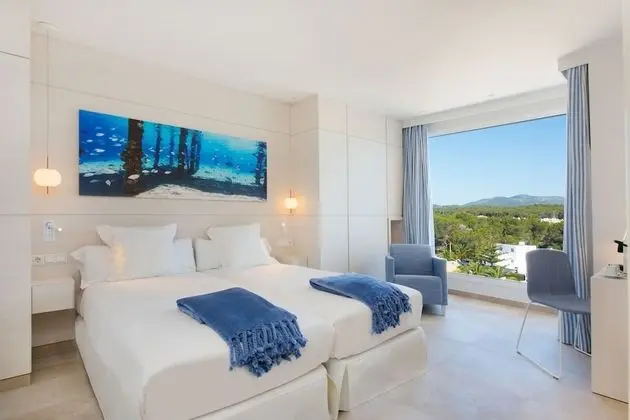 Tek Büyük Yataklı Oda, Balkon, Havuz Manzaralı
