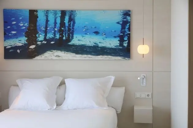 Tek Büyük Yataklı Oda, Balkon, Havuz Manzaralı