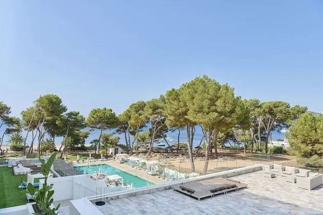 Tek Büyük Yataklı Oda, Balkon, Havuz Manzaralı