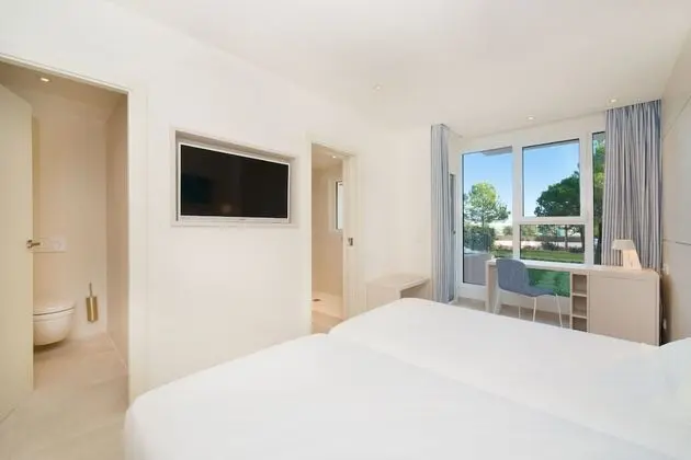 Tek Büyük Yataklı Oda, Balkon, Kısmi Deniz Manzaralı