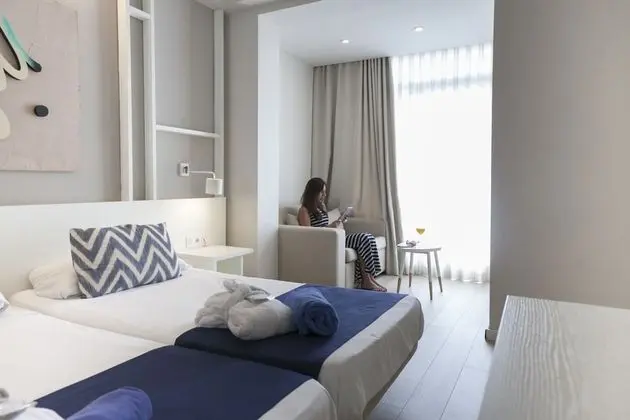 Tek Büyük Yataklı Oda, Havuz Manzaralı (Avantgarde)
