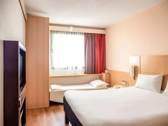 Room with 1 double bed + 1 extra bed equipped with the new bedding