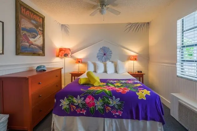 Queen Bed Courtyard 2nd floor