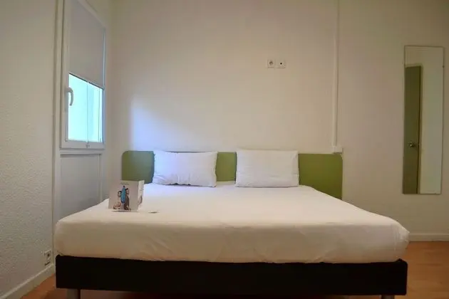 Tek Büyük Yataklı Oda (with a large bed)