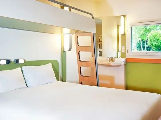 Standard Oda (one double bed and one single bed)