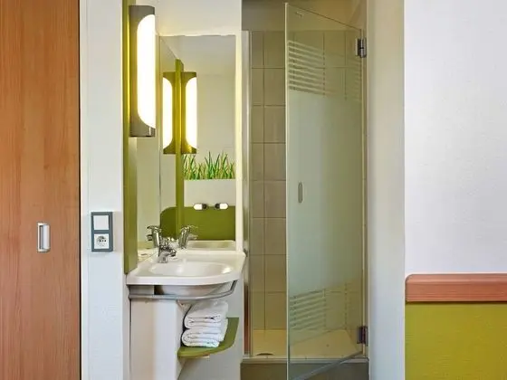 Tek Büyük Yataklı Oda, 1 Tek Kişilik Yatak