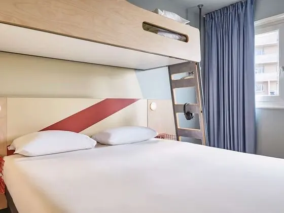 Üç Kişilik Oda (with 2 single beds and a bunk bed)
