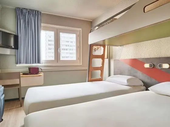 Üç Kişilik Oda (with 2 single beds and a bunk bed)