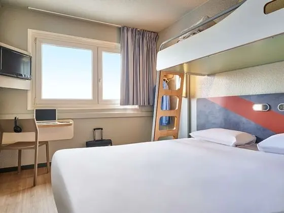 Üç Kişilik Oda, Birden Çok Yatak (with a double bed for 2 people and a)