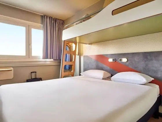 Üç Kişilik Oda, Birden Çok Yatak (with a double bed for 2 people and a)