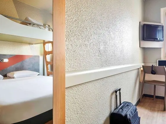 Üç Kişilik Oda, Birden Çok Yatak (with a double bed for 2 people and a)