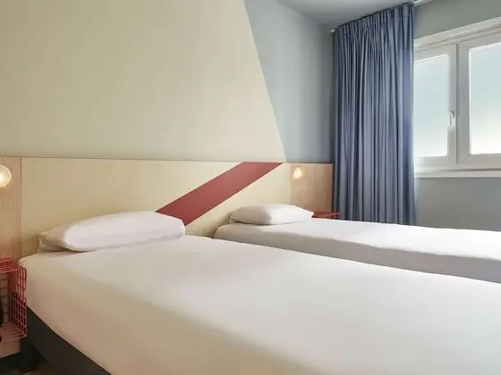 Üç Kişilik Oda, Birden Çok Yatak (with a double bed for 2 people and a)
