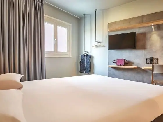 Üç Kişilik Oda, Birden Çok Yatak (with a double bed for 2 people and a)