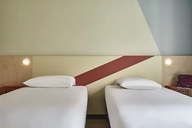 Üç Kişilik Oda, Birden Çok Yatak (with a double bed for 2 people and a)