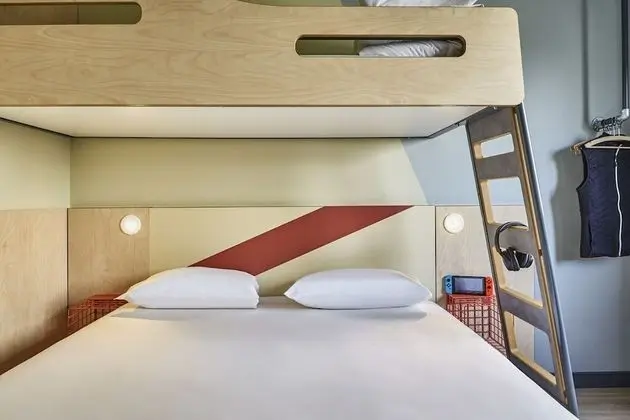 Üç Kişilik Oda, Birden Çok Yatak (with a double bed for 2 people and a)